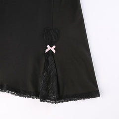 Minivestido con detalle de corazón y ribete de encaje negro